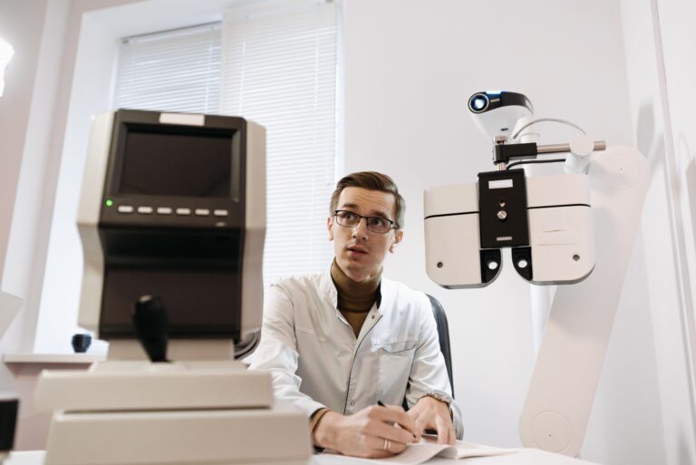 Augen im Alter – augenärztliche Untersuchung mit Sehtestgerät
