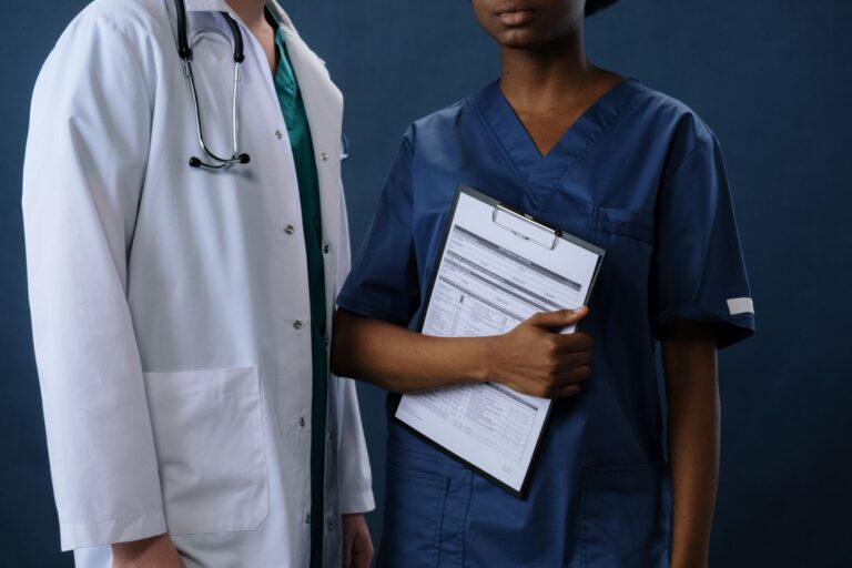 Danke an Ärzte und Schwestern – Arzt und Pflegekraft im Krankenhaus