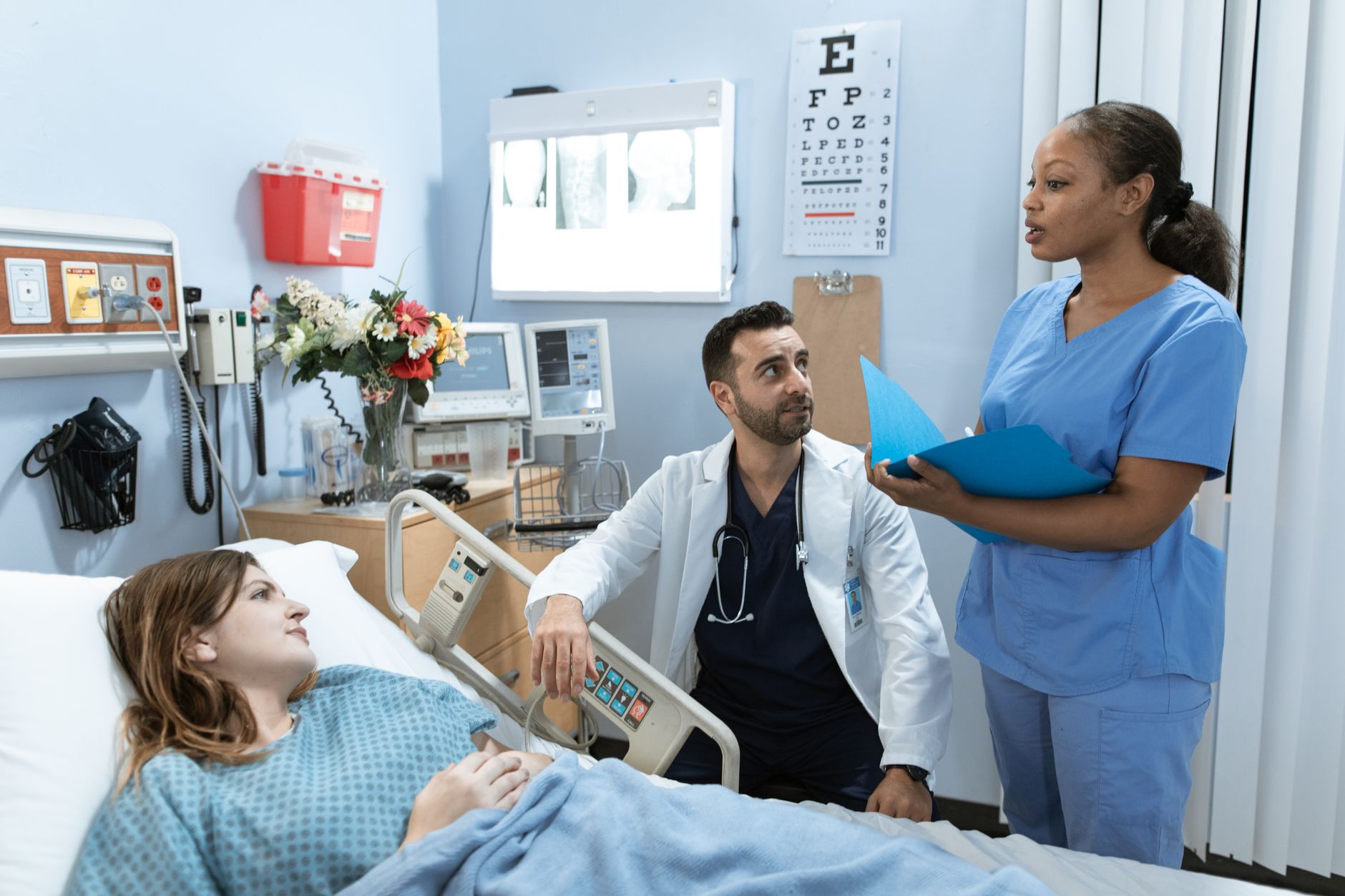 Danke an Ärzte und Schwestern – Arzt und Schwester am Krankenbett einer Patientin