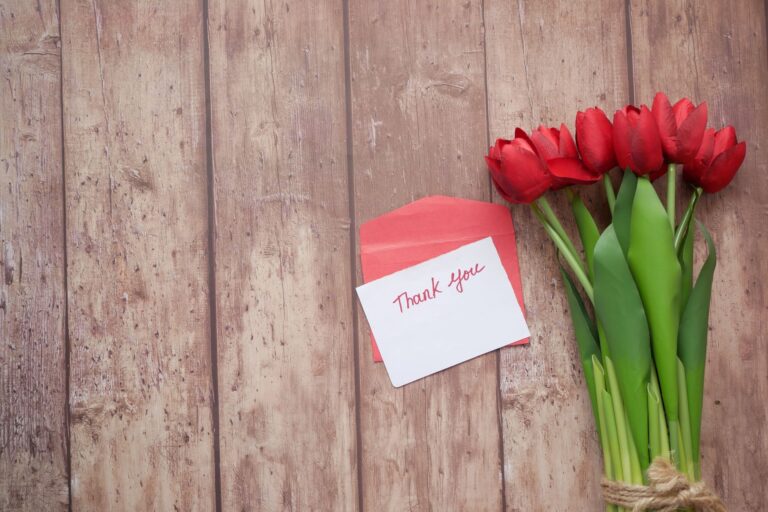 Danke an Pflegekräfte: Gedicht und Karte Danke an Pflegekräfte – Dankeskarte mit roten Tulpen auf Holz
