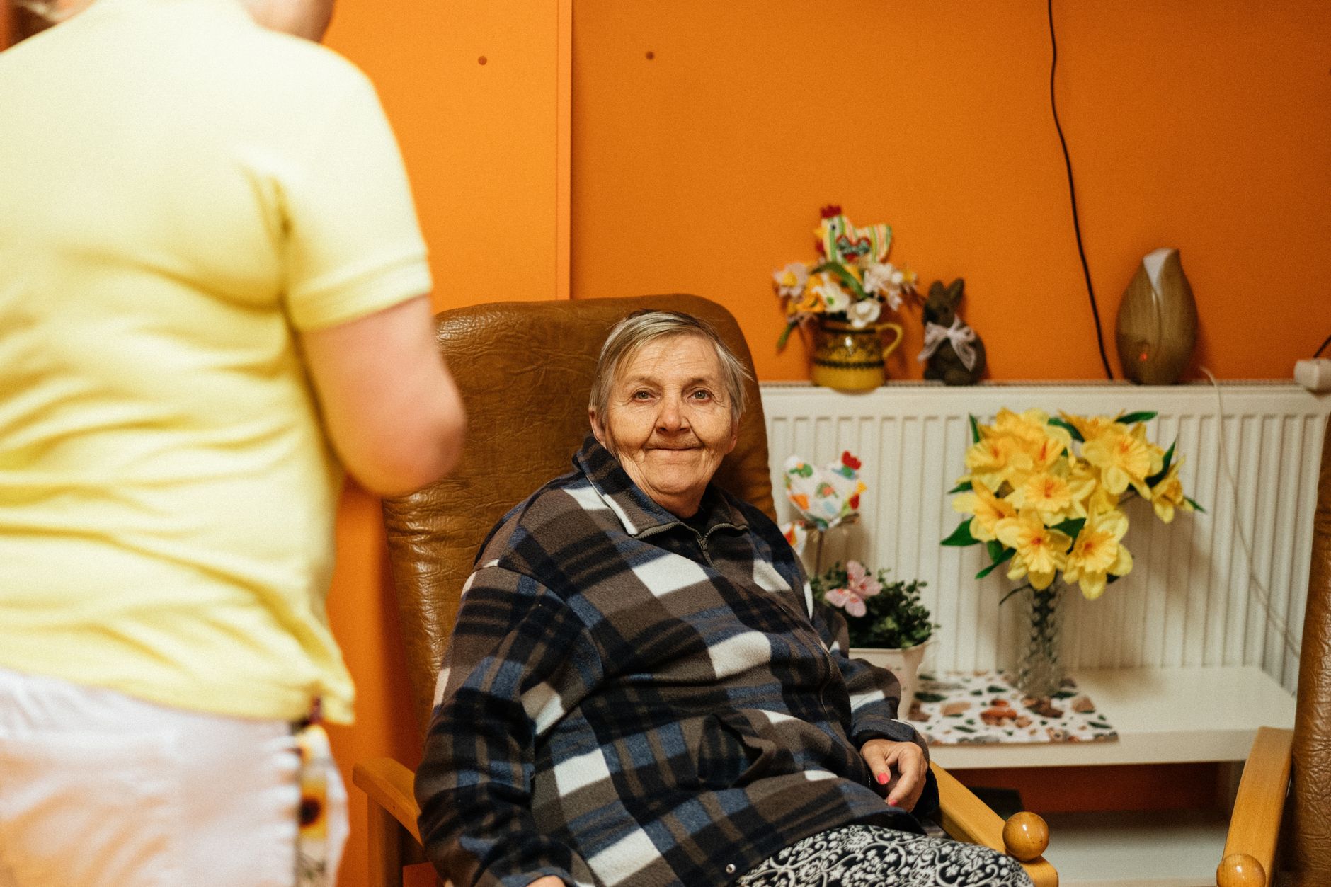 Danke an die Pflege meiner Mutter – Pflegekraft betreut eine ältere Frau liebevoll