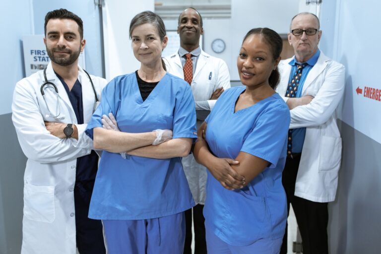 Danke ans Team im Krankenhaus – Team aus Ärzten und Pflegekräften im Flur