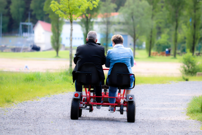 Das Beste am Älterwerden – älteres Paar genießt eine entspannte Radtour