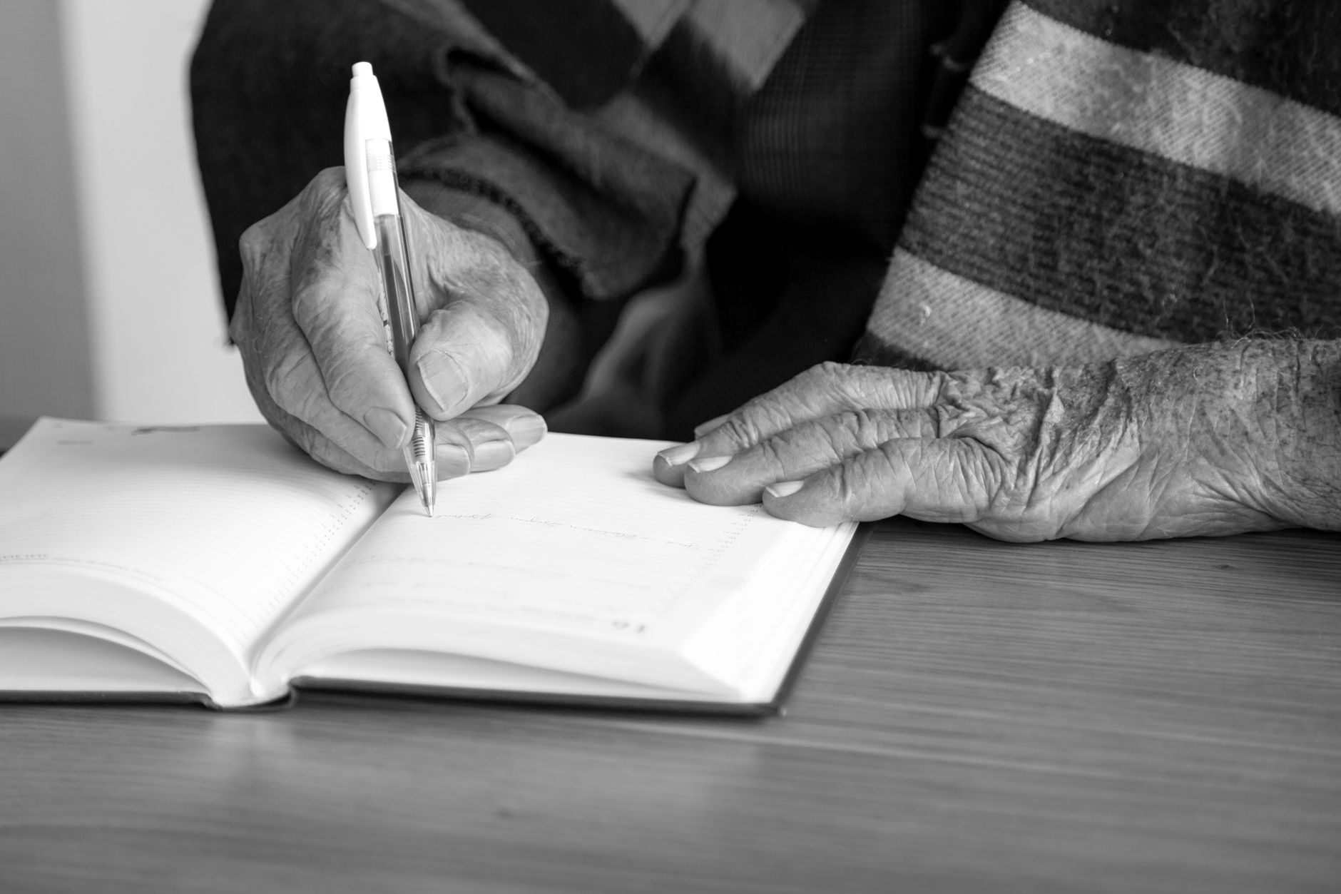 Generalvollmacht ohne Notar – ältere Person setzt ein Schriftstück handschriftlich auf