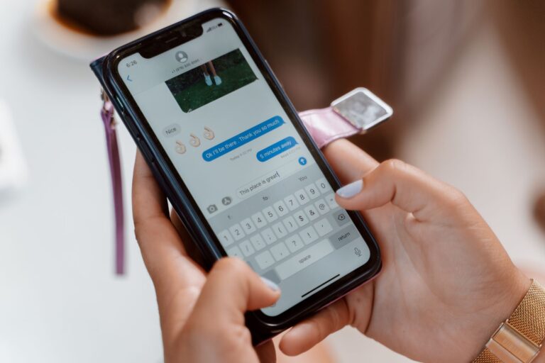 Genesungswünsche per WhatsApp – Frau tippt eine Nachricht am Smartphone