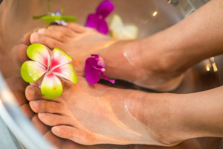 Gesunde Füße im Alter: Pflege und praktische Tipps Gesunde Füße im Alter – entspannendes Fußbad mit Blüten