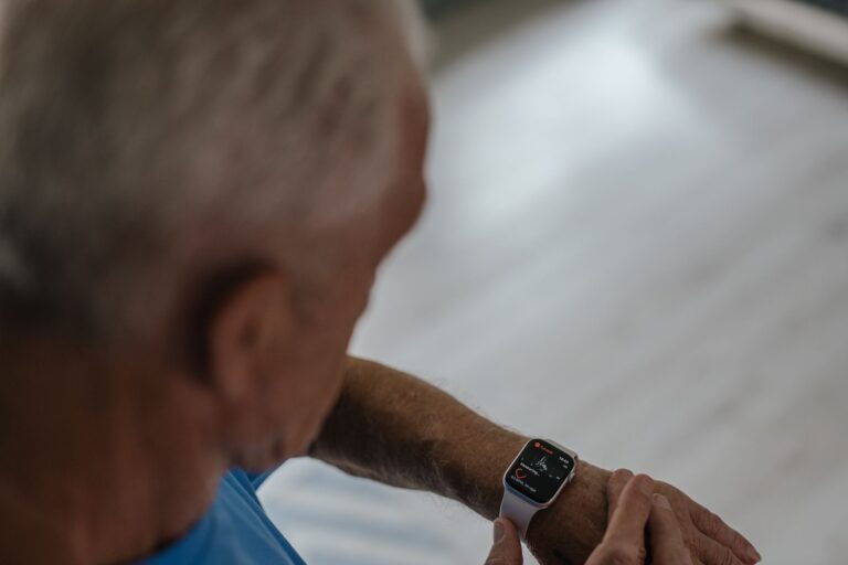 GPS-Tracker für Demenzkranke – Senior betrachtet eine Smartwatch mit Ortungsfunktion