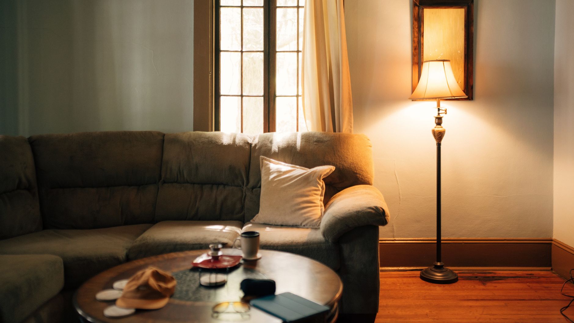 Gute Beleuchtung in der Wohnung – Wohnzimmer mit warmer Stehlampe