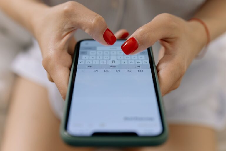 Gute Besserung per WhatsApp – Hände tippen eine Nachricht am Smartphone