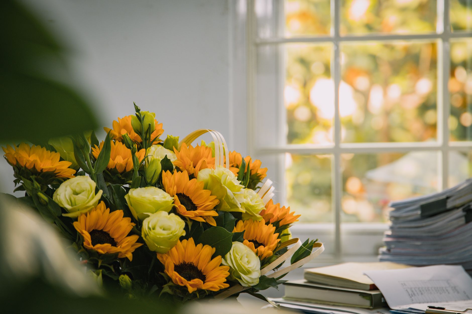 Gute Besserung per WhatsApp – ein Blumenstrauß am Fenster