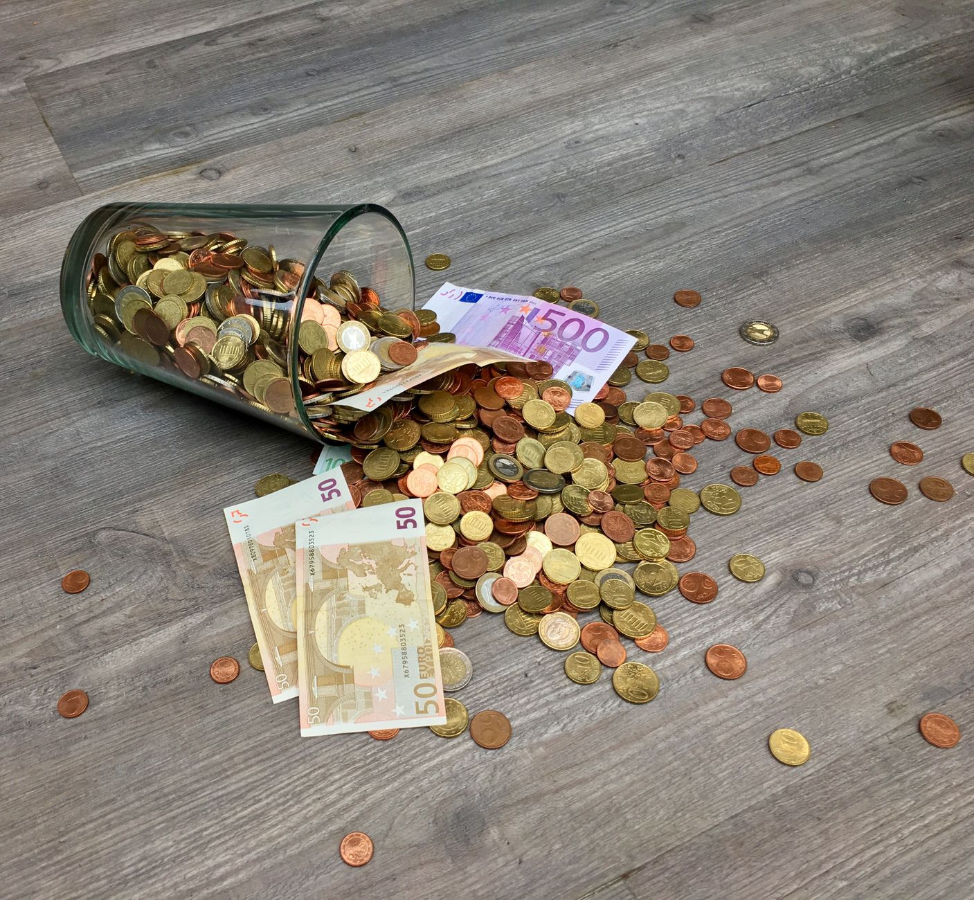 Hinzuverdienst Rentner über 65 – Euromünzen und Scheine aus einem Sparglas