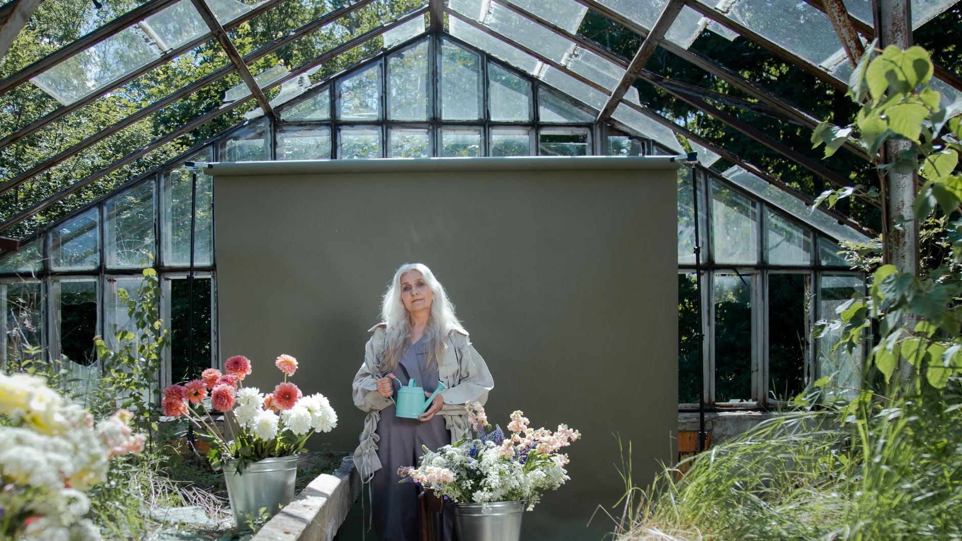 Hobbys für Rentner – Seniorin gießt Blumen im Garten