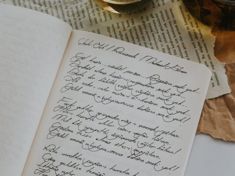 Humorvolle Gedichte über das Alter Humorvolle Gedichte über das Alter – handgeschriebenes Gedicht in einem Notizbuch mit Tee