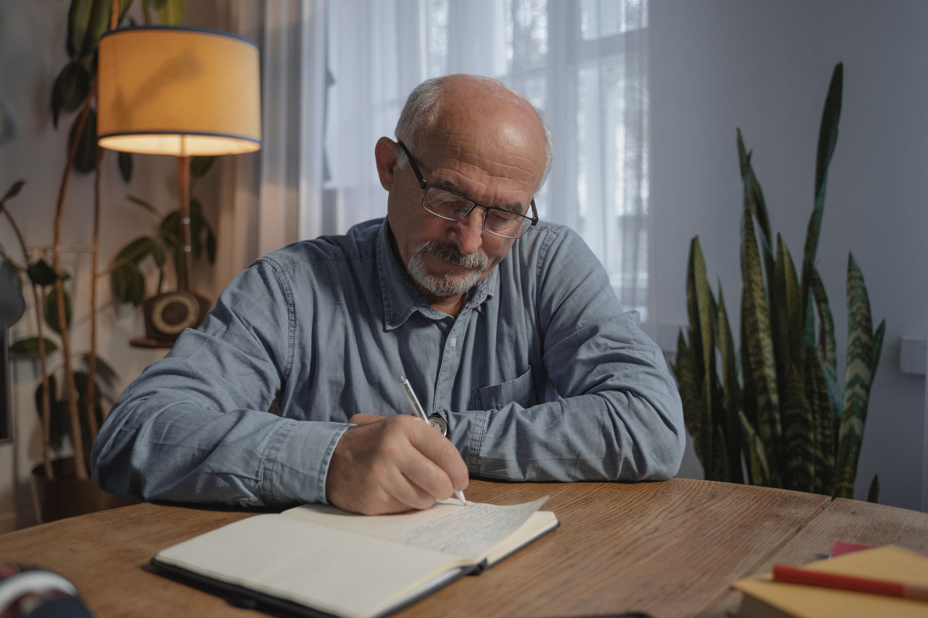 Humorvolle Gedichte über das Alter – älterer Mann schreibt in ein Notizbuch