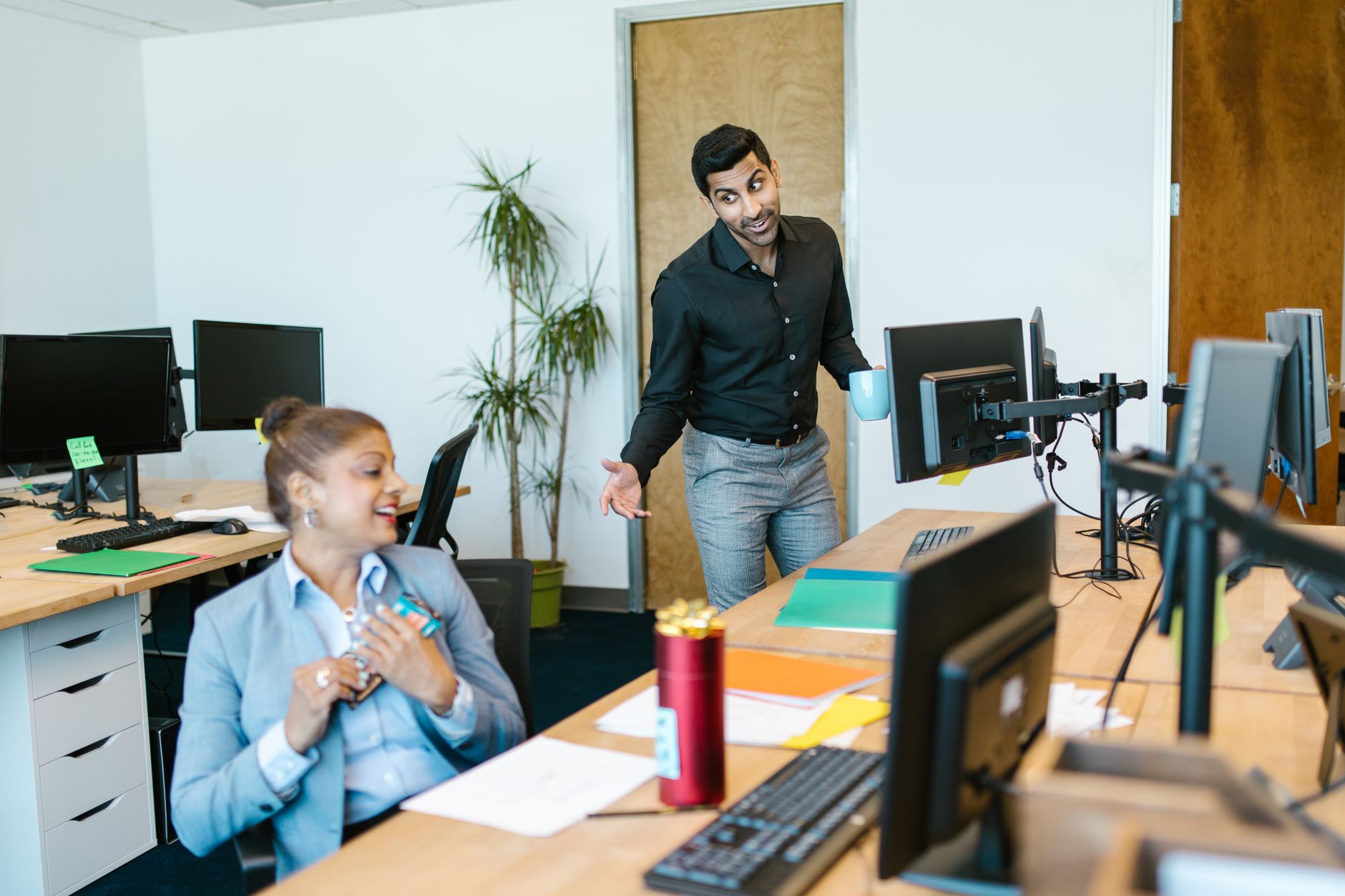 Kurze Glückwünsche zum Ruhestand – zwei Kollegen im Gespräch im Büro
