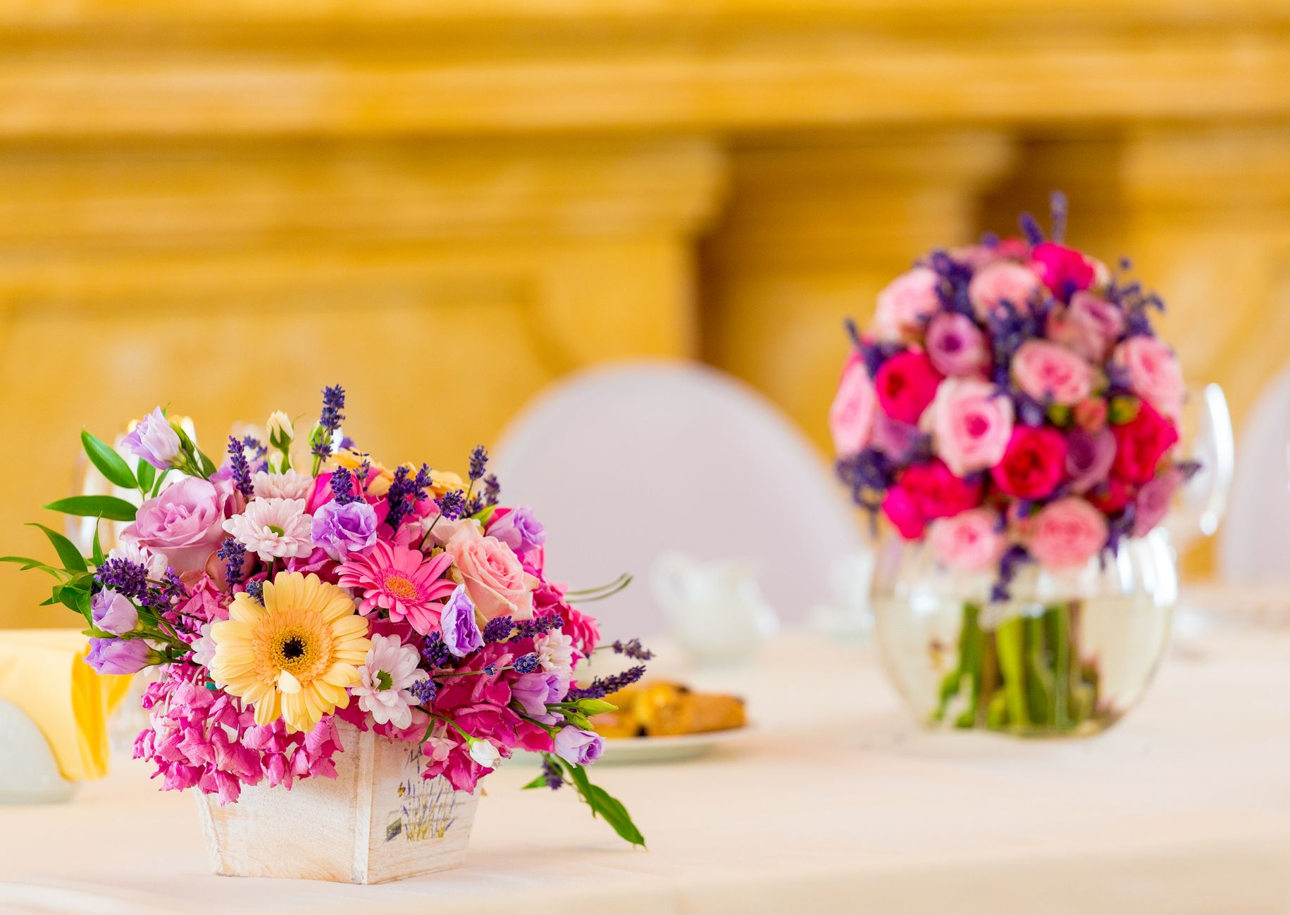 Lustige Genesungswünsche nach OP – bunter Blumenstrauß auf dem Tisch