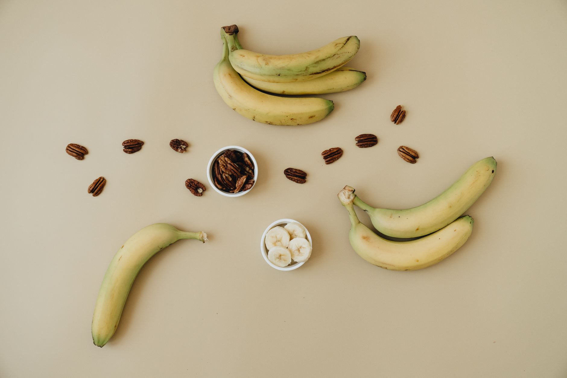 Nächtliche Wadenkrämpfe – magnesiumreiche Lebensmittel wie Bananen und Nüsse