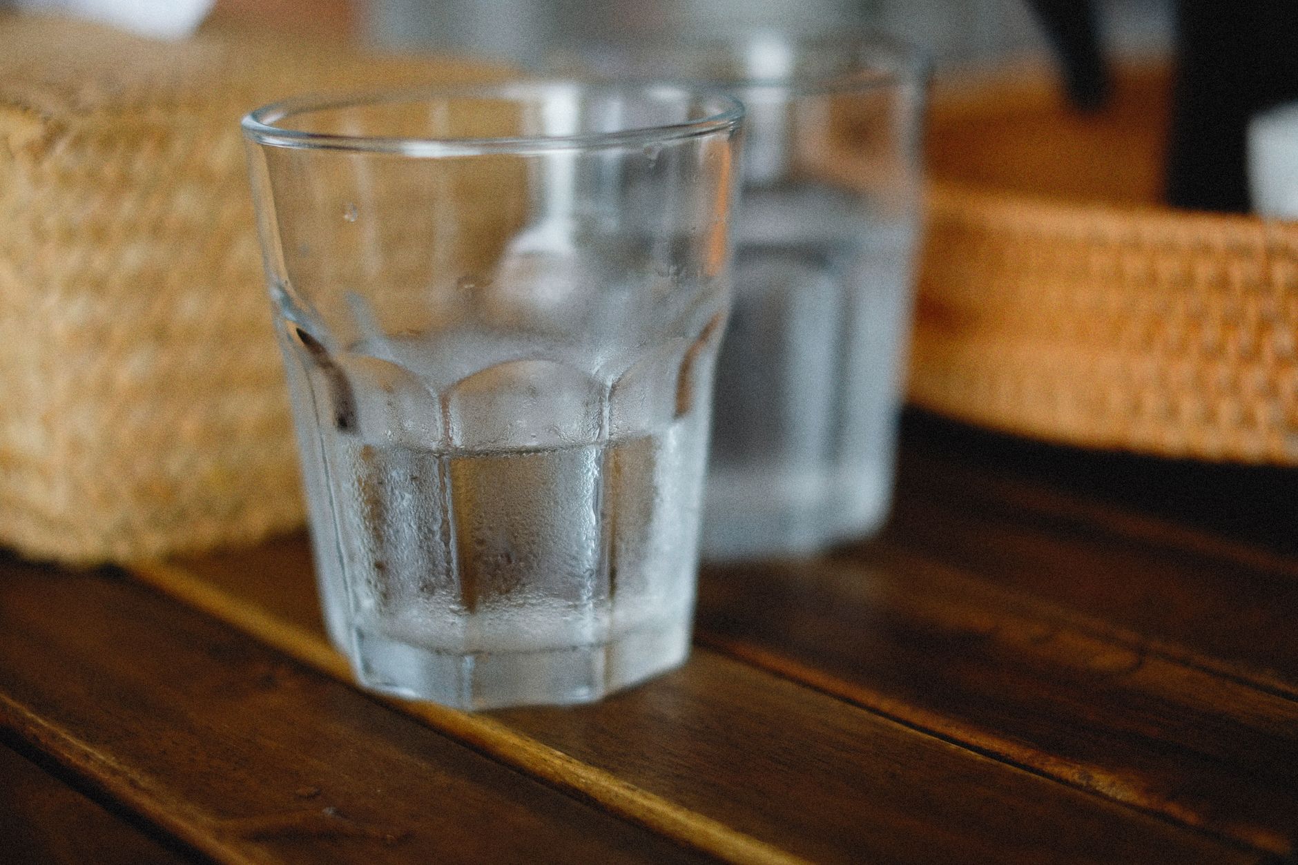 Natron vor dem Schlafengehen – ein Glas Wasser auf einem Holztisch