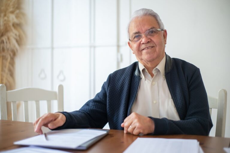 Pflegegeld steuerpflichtig – Senior prüft Unterlagen am Tisch