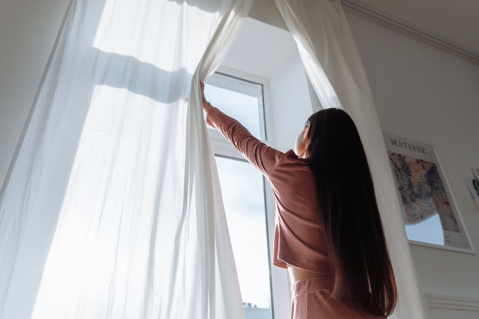 Richtig lüften – geöffnetes Fenster lässt frische Luft und Tageslicht herein