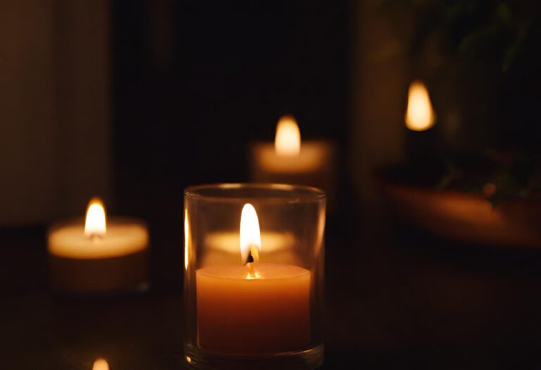 Schutzengel-Spruch für eine OP – warm leuchtende Kerzen