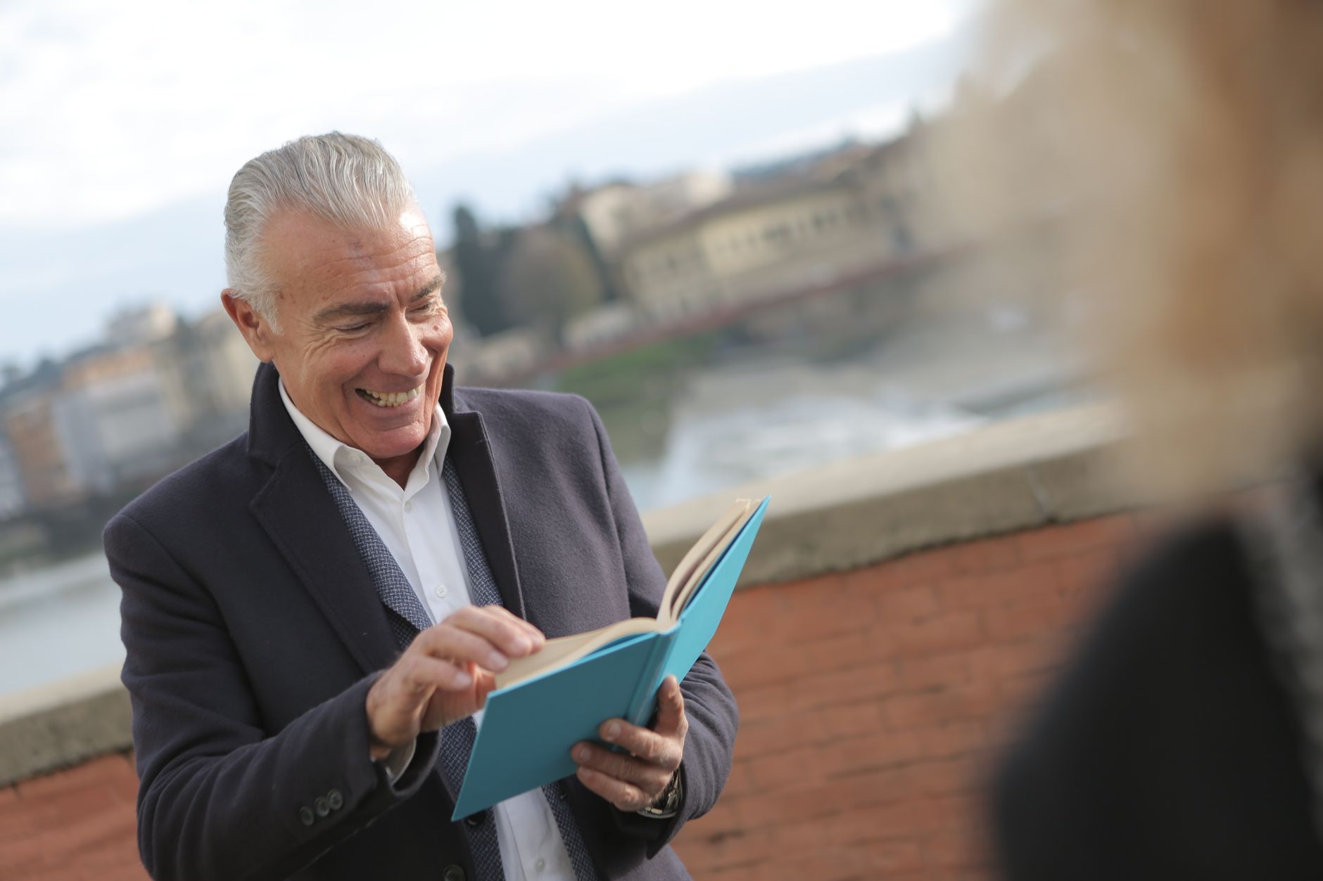 Sprüche zum Renteneintritt – älterer Mann liest entspannt ein Buch