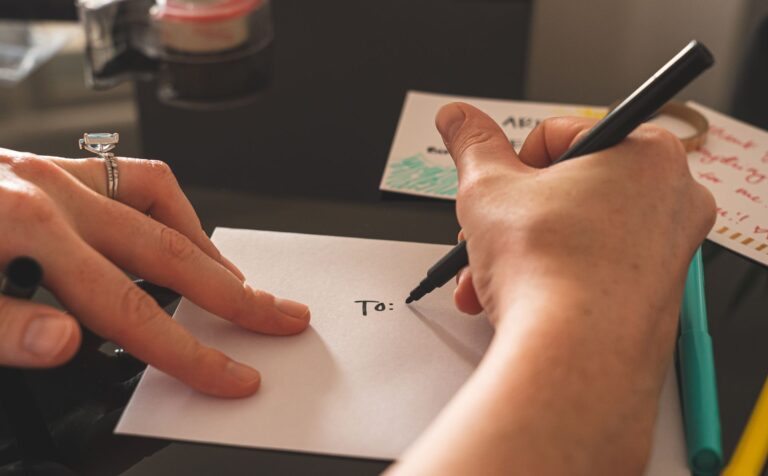 Trauerkarte Umschlag richtig beschriften – Anleitung und Tipps Trauerkarte Umschlag beschriften – Hand beschriftet einen Briefumschlag