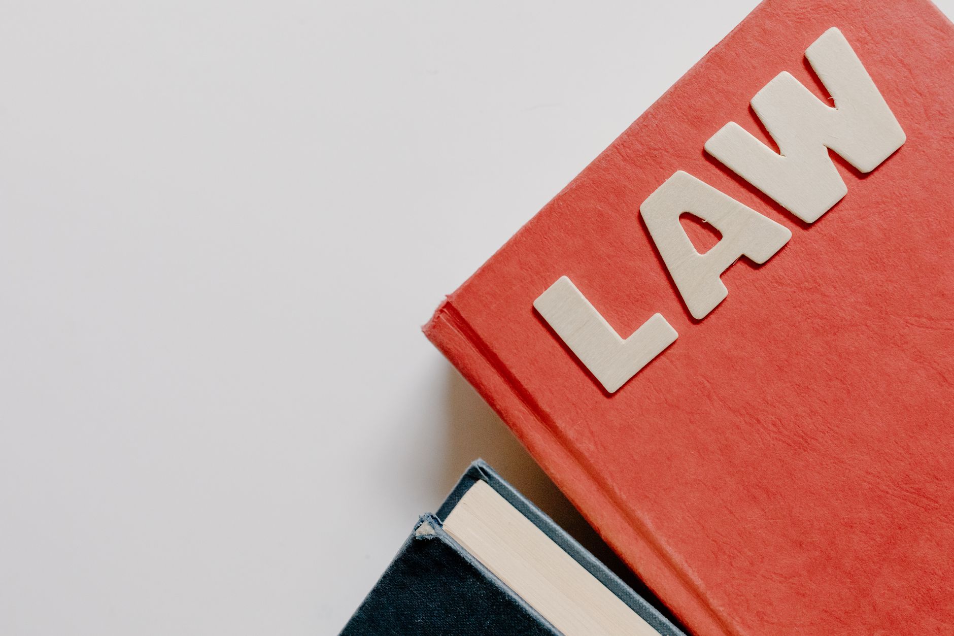 Was ist eine Generalvollmacht – juristisches Nachschlagewerk auf einem Tisch